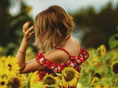 Agosto é especial e fonte de inspiração para artistas, poetas e escritores. Os livros e poemas que nascem no pico do verão sabem a praia, mar e energia, carregam doçura e boas recordações