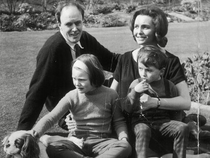 Roald Dahl con su mujer, la actriz Patricia Neil, e hijos