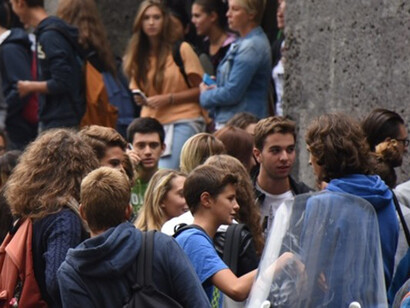 Studenti fuori dalla scuola