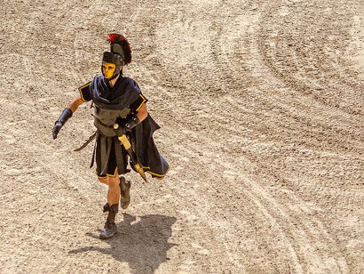 Gladiatore. Un mito da sfatare alimentato da questo come da molti altri film che lo hanno preceduto riguarda il famoso gesto del pollice verso con cui si voleva esprimere la grazia negata al gladiatore sconfitto