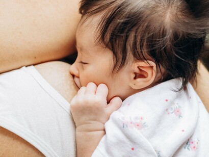 Mãe e bebê permanecem próximos durante a amamentação, em um momento de cuidado e contato. O leite materno reúne nutrientes e componentes bioativos associados às necessidades do bebê em diferentes fases do desenvolvimento
