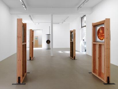 Oscar Tuazon, L’École de l’eau, Galerie Chantal Crousel, Paris (2021). Courtoisie de l’artiste et | Courtesy of the artist and Galerie Chantal Crousel, Paris. Photos: Aurélien Mole. 