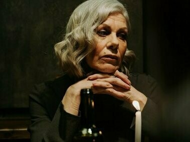 Idosa solitária. Esse tipo de solidão imposta não é apenas um problema moral ou social; é um problema de saúde pública. O isolamento emocional afeta diretamente o estado geral do idoso, acelera a deterioração funcional e cognitiva e aumenta o risco de depressão, quedas, internações e mortalidade