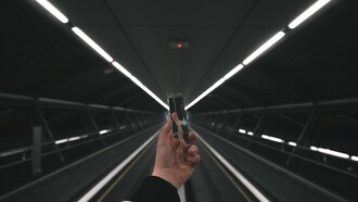 Un paradosso è un’affermazione che mette in crisi la distinzione tra vero e falso, costringendoci a pensare oltre la logica ordinaria