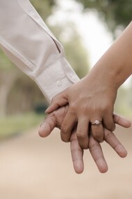 Neste casal de mãos dadas podemos atestar que nem sempre nos envolvemos com a pessoa certa