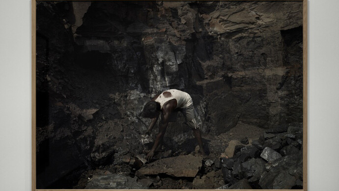 Toutes les images: Luc Delahaye, installation view, Courtesy of the artist and Galerie Nathalie Obadia, Paris/Bruxelles