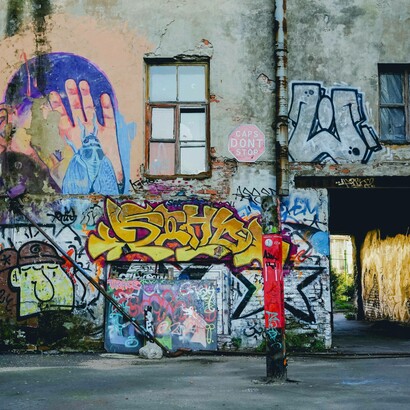 Quartiere metropolitano degradato: "... Abbiamo occupato una casa
che per lungo tempo è rimasta sfitta. D’inverno si gela ma negli altri mesi è ok. Il proprietario ci lascia usare l’acqua a patto che non gli bruciamo i mobili nel camino"