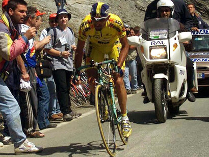 Marco Pantani arriva al traguardo