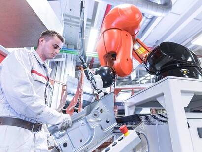 Un hombre trabaja con una máquina en una fábrica