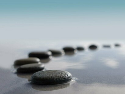 Piedras circulares en un estanque