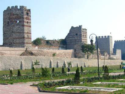 Las murallas de Constantinopla eran legendarias. Construidas en el siglo V por el emperador Teodosio II, consistían en tres líneas: un foso, un muro exterior más bajo y un muro interior de más de 12 metros de altura y hasta 5 metros de espesor. 
Las murallas de Teodosio en "Constantinopla", Estambul,Turquía