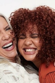 Ao valorizar o corpo em sua forma autêntica, projetos como The Nu Project celebram a beleza feminina sem edições, ajudando mulheres a redescobrirem sua autoestima e a liberdade de se expressar naturalmente em um mundo que clama por perfeição. Na capa, a apresentadora Astrid Fontenelle e a digital creator Pauliane Viana para a campanha "Beleza Real" da Dove