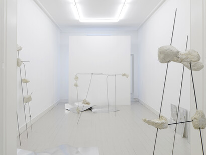 Vanessa Safavi, Airbags, Installation view, Motinternational Brussels, 2015