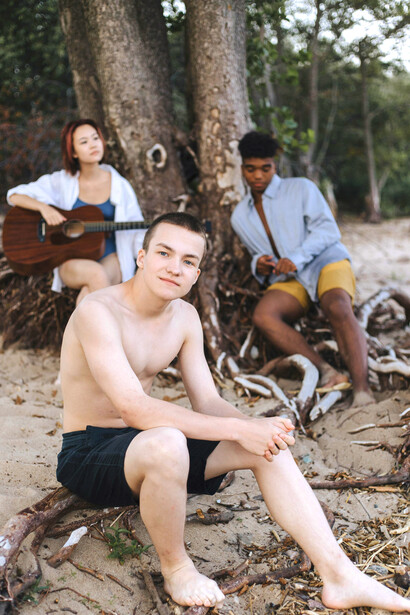 Do Grupo Raça ao candomblé: uma narrativa sobre a herança cultural afro-brasileira. Explore como o samba, a culinária e as tradições religiosas moldaram a identidade de um povo