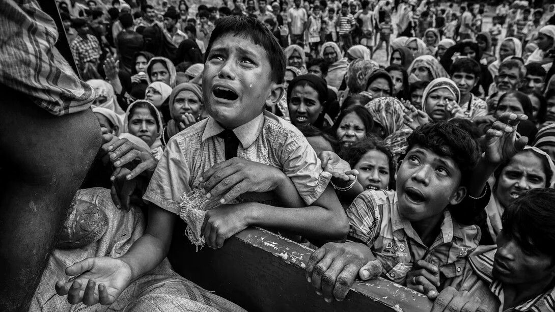 Musulmanes rohingya intentando huir de Myanmar tras los ataques genocidas del ejército, 2017