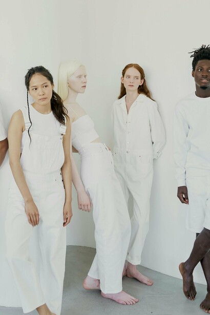 Como todos já percebemos, a escolha é o Branco ou, como denominado pela Pantone, “Cloud Dancer”. Esse é um tom que surpreendeu, já que o minimalismo e as tendências mais básicas estão cada vez mais fracas, dando espaço a um novo ciclo da moda com mais cores vibrantes e informação. Mas o que essa cor comunica?