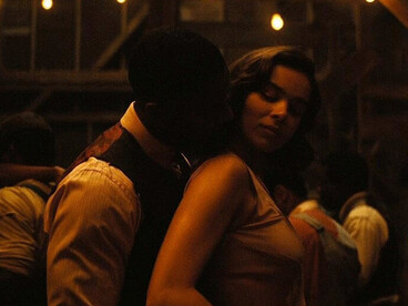 La dirección de Ryan Coogler en Sinners combina intensidad visual y profundidad dramática para construir un relato de gran carga política y emocional