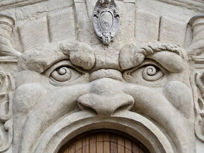 Palazzetto Zuccari, il portone con la bocca mostruosa di marmo