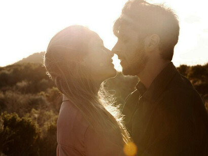 Tanta vida a tus espaldas y tantos pedazos de existencia entrelazada y picos de felicidad que camuflaban todos los silencios y las huidas