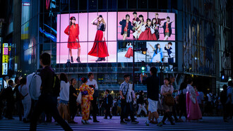 Kulturelle Gegenreaktionen: Dolce & Gabbana veröffentlichte 2018 eine Anzeige, in der ein chinesisches Model versuchte, italienisches Essen mit Stäbchen zu essen, was in China viel Kritik hervorrief