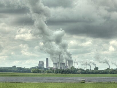 El humo de las chimeneas de una central térmica