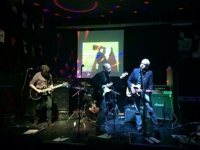 Luca Petrarchi alla chitarra, Massimiliano Zatini al basso, Riccardo Dugini alla chitarra, dietro Alessandro Pagani alla batteria (live al Circus Club di Scandicci)