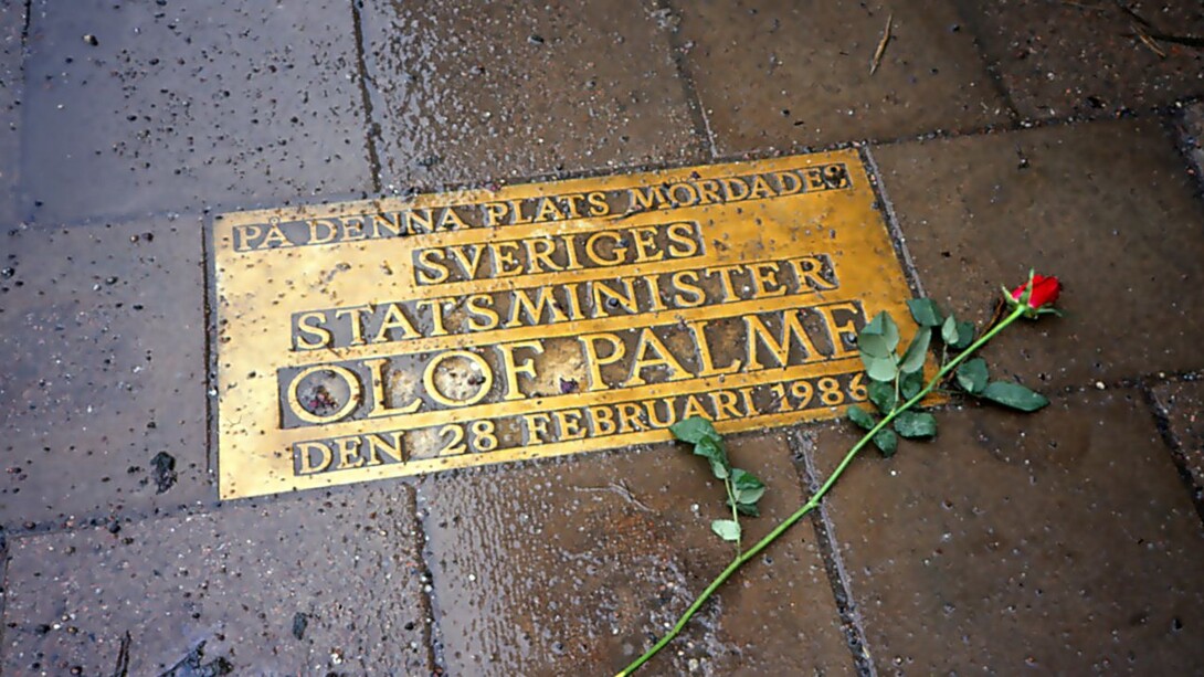 Olof Palme è stato un simbolo del socialismo democratico, capace di combinare giustizia sociale, diritti umani e una visione internazionale di pace. Nella foto placca commemorativa sul luogo dell'omicidio