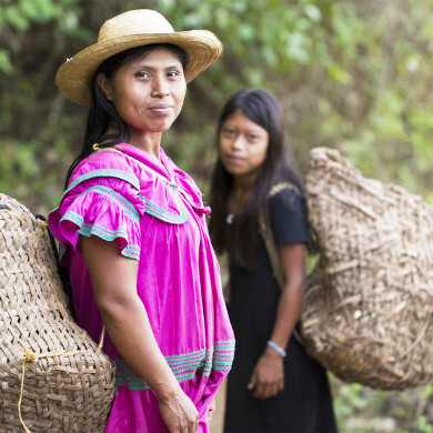 Mujeres del pueblo indígena Ngöbe, que habita en el occidente de Panamá
