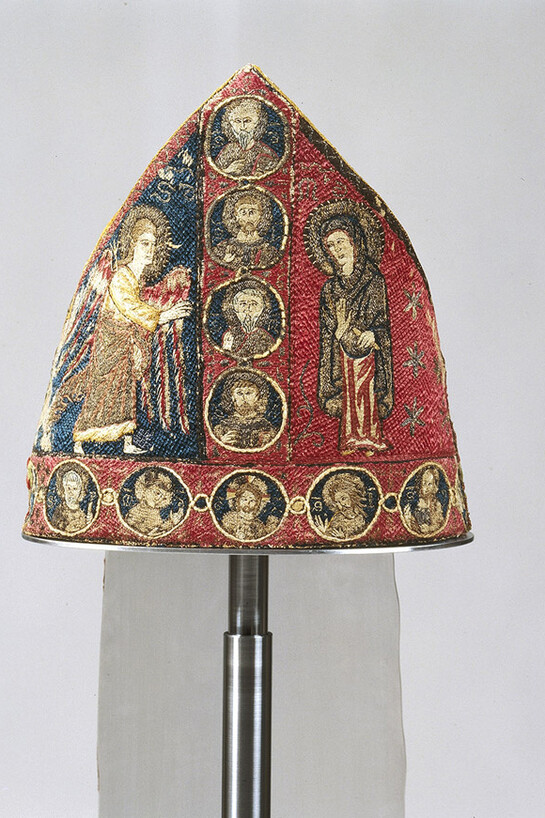 Textiles and Jewellery. Courtesy of GNM 