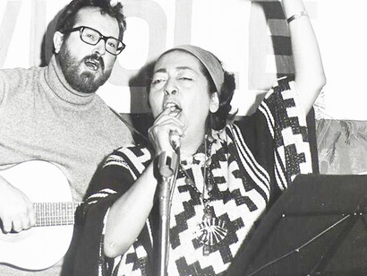 Ines Carmona Calé durante un concerto a Firenze, accompagnata alla chitarra da un giovane Mario Galasso 