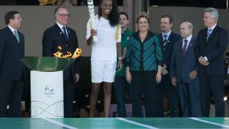 Fabiana Claudino, capitã bicampeã da seleção de voleibol, carrega a tocha