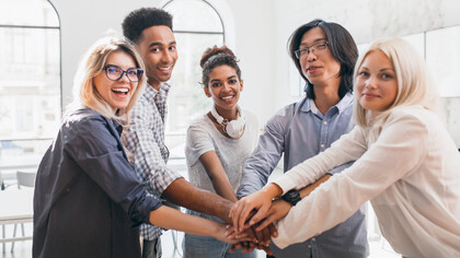 Equipo de trabajo feliz y comprometido. La cultura empresarial se centra ahora en las personas y en las propuestas de valor para el empleado