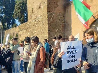 Le manifestazioni, iniziate come protesta economica per l’aumento dell’inflazione e il crollo del valore del rial, avevano rapidamente assunto una forte connotazione politica, con richieste di maggiore libertà e diritti umani. Manifestazione a sostegno del popolo iraniano, febbraio 2026. Roma, Italia