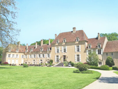 Château de Vault-de-Lugny: the grand entrance