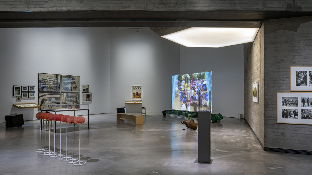 Varios artistas, La picadura de la tarántula: sur y folclore, vista de exhibición. Cortesía del Centro Andaluz de Arte Contemporáneo