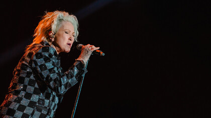Cyndi Lauper no Rock in Rio 2024 reviveu a essência dos anos 80 com um show cheio de nostalgia. Uma apresentação marcante que mistura música, história e legado, destacando hinos como Girls Just Want to Have Fun e True Colors. Foto de Vans Bumbeers