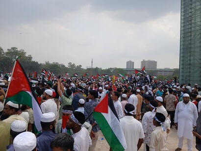 A Marcha por Gaza é uma iniciativa de protesto contra o genocídio em Gaza. Bangladesh, 2025. O genocídio do povo palestiniano, transmitido em directo todos os dias, é a primeira guerra conduzida conscientemente contra mulheres e crianças, os dois inimigos principais de uma limpeza étnica perfeita. Tem toda a lógica. Lógica e o apoio activo dos nossos governantes democratas