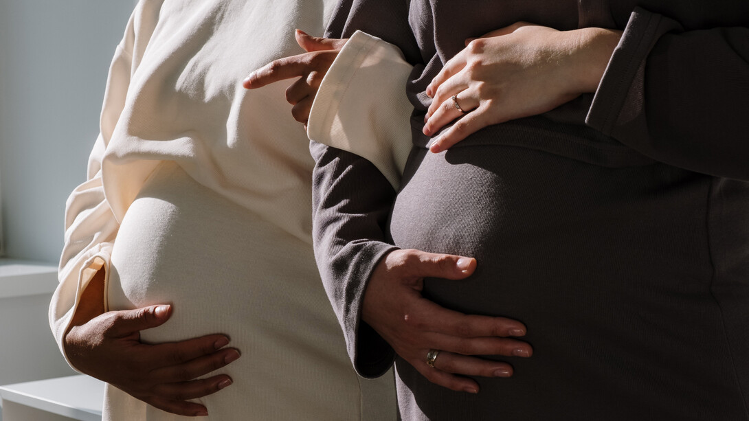 Gestantes acariciam os bebês em seus ventres