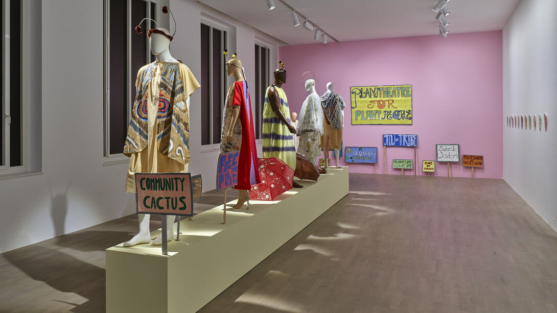 Verschiedene künstler, Grund und boden. Wie wir miteinander leben, ausstellungsansicht. Mit freundlicher genehmigung der Kunstsammlung Nordrhein-Westfalen