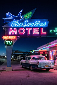 Strada di notte illuminata dalle luci al neon di un Motel, California, Stati Uniti