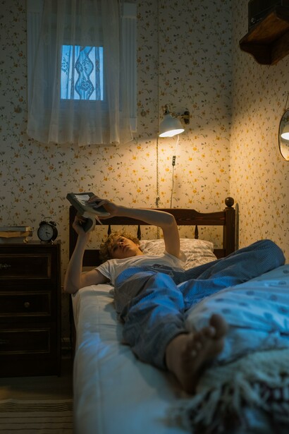 Ragazzo adolescente legge un libro nella sua camera da letto