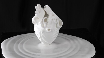 “Un battito”, cuore in marmo bianco di Carrara dell’artista Matteo Faben