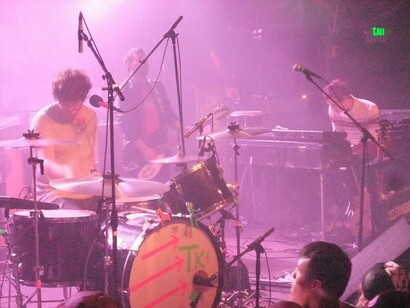 Lleva el nombre de Semyon Kirlian, quien, en 1939, descubrió accidentalmente que si un objeto en una placa fotográfica está conectado a una fuente de alto voltaje, se produce una imagen en la placa fotográfica. 2011, Telequinesia