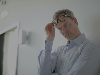 Homem preocupado por não ter emprego