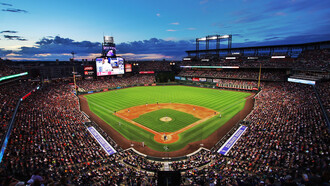 Perros calientes de un dólar, cámaras enfocadas en el público que está en el estadio, una liga menor y algo de reggaetón en una ciudad del sur de Estados Unidos