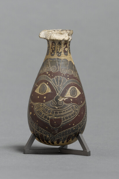 Alabastre à figures noires - gorgoneion, Argile, h. 8 ; d. max. 4,1 cm, Découverte : Camiros/ production : Corinthe 620-600 av. J.-C. Acquisition Salzmann, 1864, Paris, musée du Louvre, département des AGER
© RMN (Musée du Louvre) / Stéphane Maréchalle