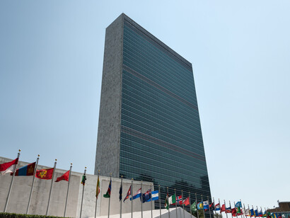 The UN headquarters is located in New York City, in the United States, but it has major offices in Geneva, Vienna, and Nairobi