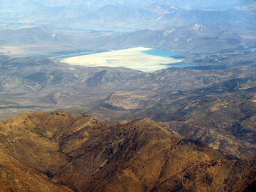 Vista aérea del embalse Ovejería de Codelco, ubicado en la Región de Antofagasta, Chile, una de las infraestructuras asociadas al modelo extractivo del cobre chileno y a la acumulación de residuos derivados del procesamiento minero