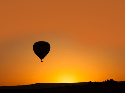 Silueta de globo aerostático al amanecer