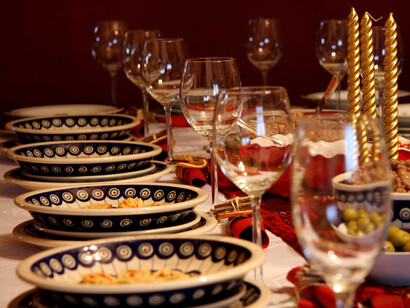 Mesa preparada para la cena navideña